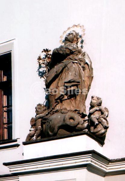 Figura Matki Boskiej po renowacji