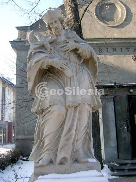 Figura św. Jana Nepomucena przed kościołem p.w. Świętej Trójcy