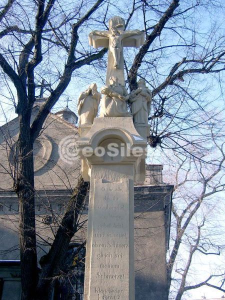 Kamienny krzyż przed kościołem p.w. Świętej Trójcy