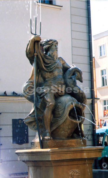 Fontanna z Neptunem przed renowacją